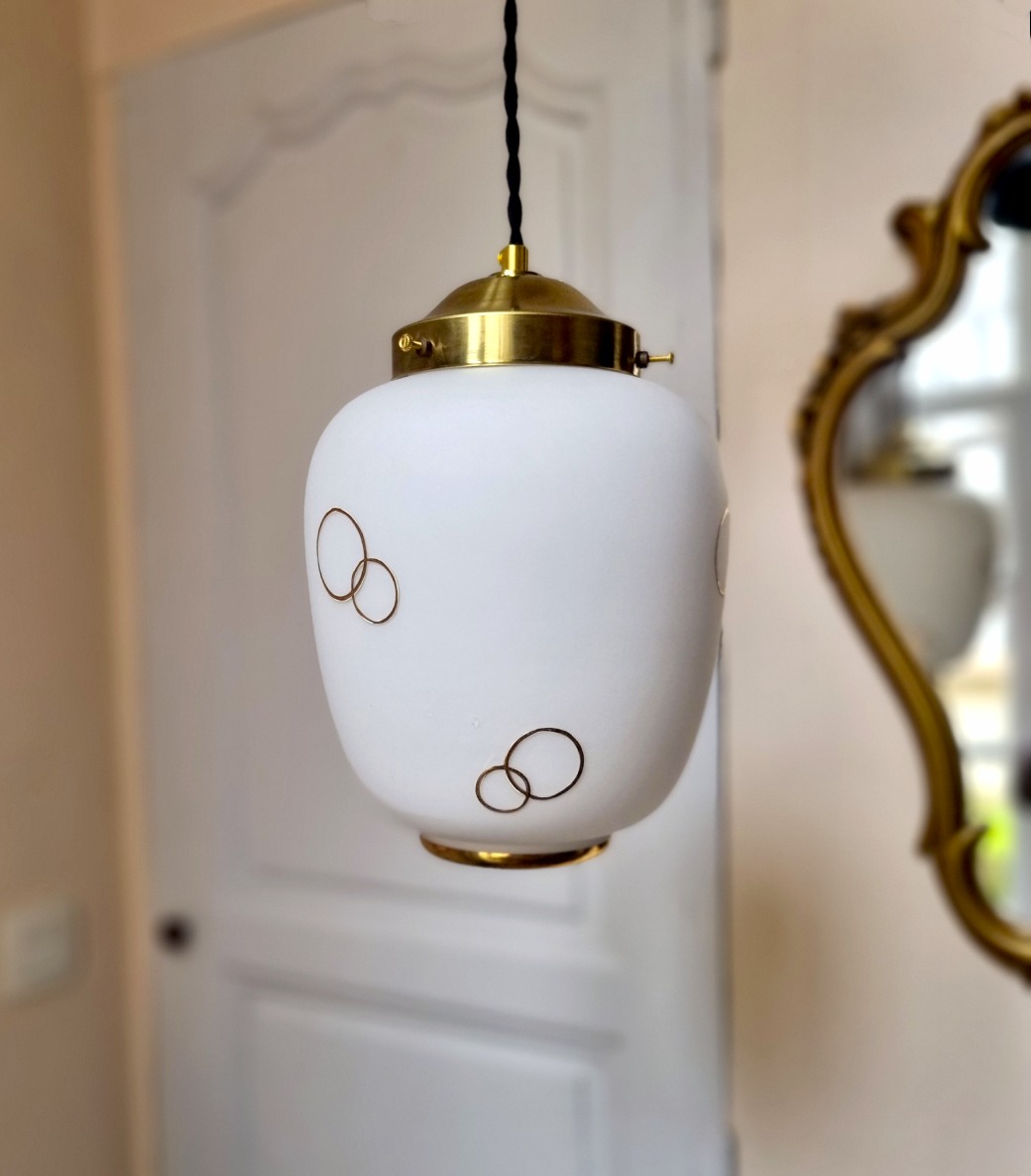 suspension-cercle-lanterne-opaline-luminaire-vintage-decoration-brocante-cable-noir_bloomis