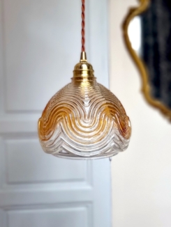 suspension-globe-verre-ambre-wavy-vintage-seventies-deco-luminaire-cable-daim_bloomis