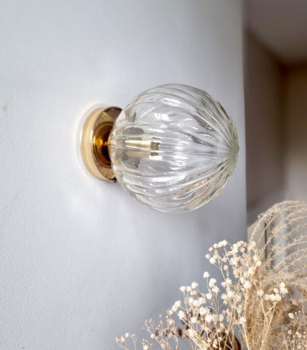 applique murale globe en verre strié vintage. Luminaire décoration vintage Bloomis