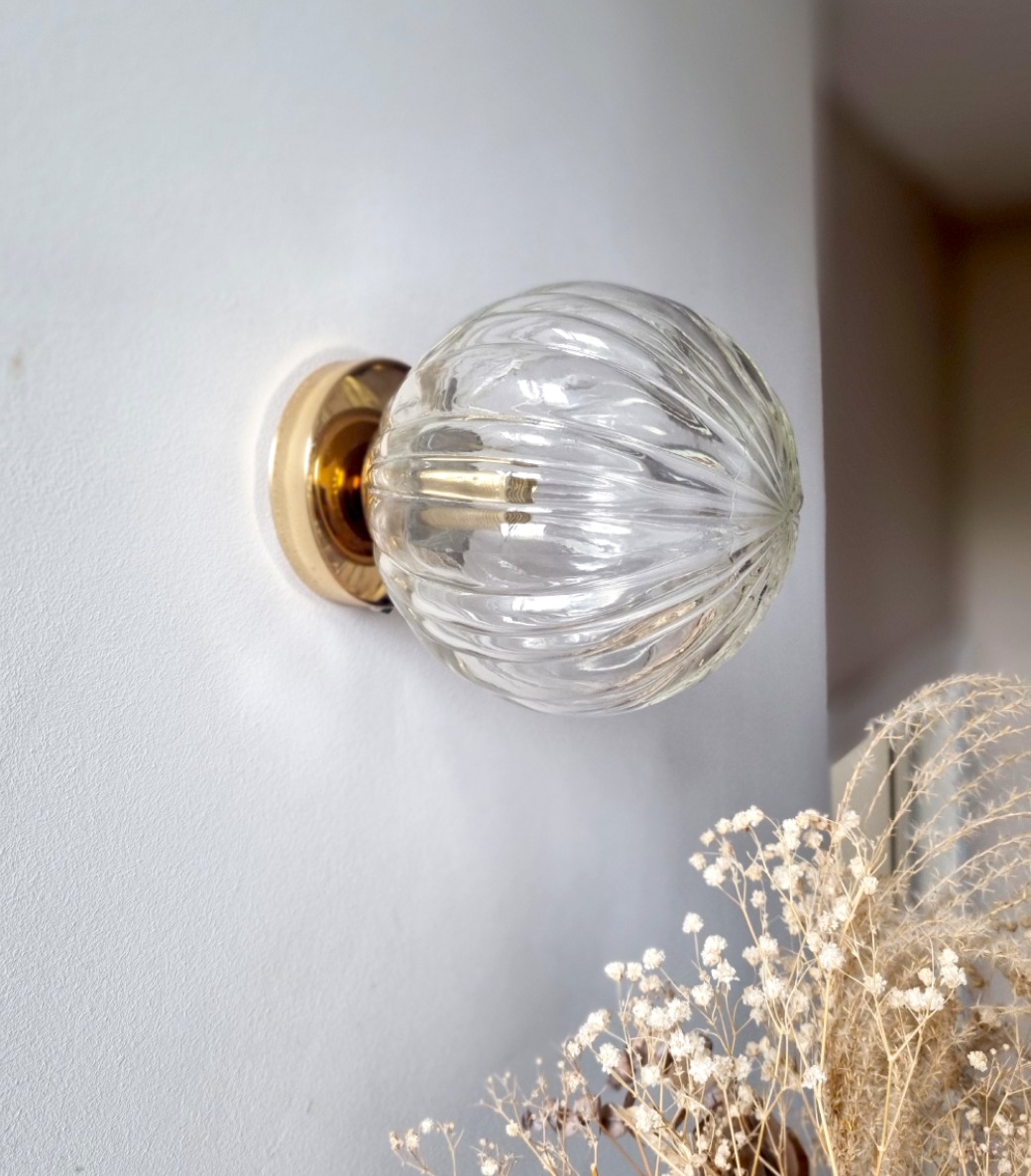 applique murale globe en verre strié vintage. Luminaire décoration vintage Bloomis
