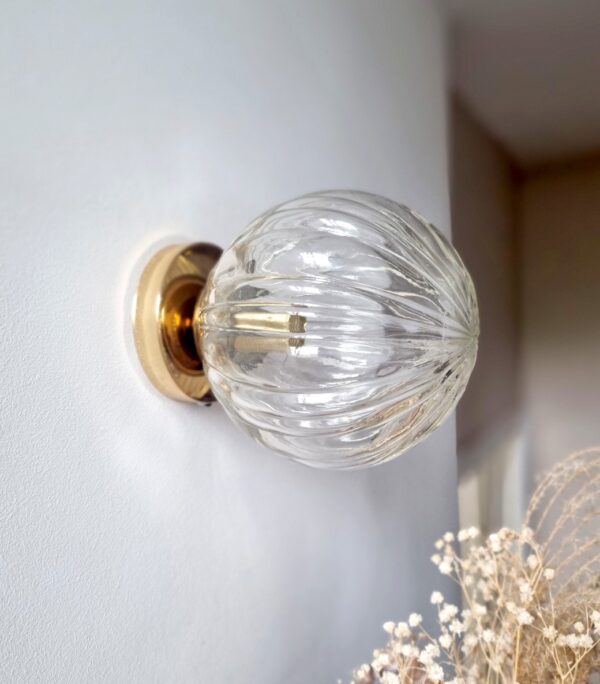 applique murale globe en verre strié vintage. Luminaire décoration vintage Bloomis