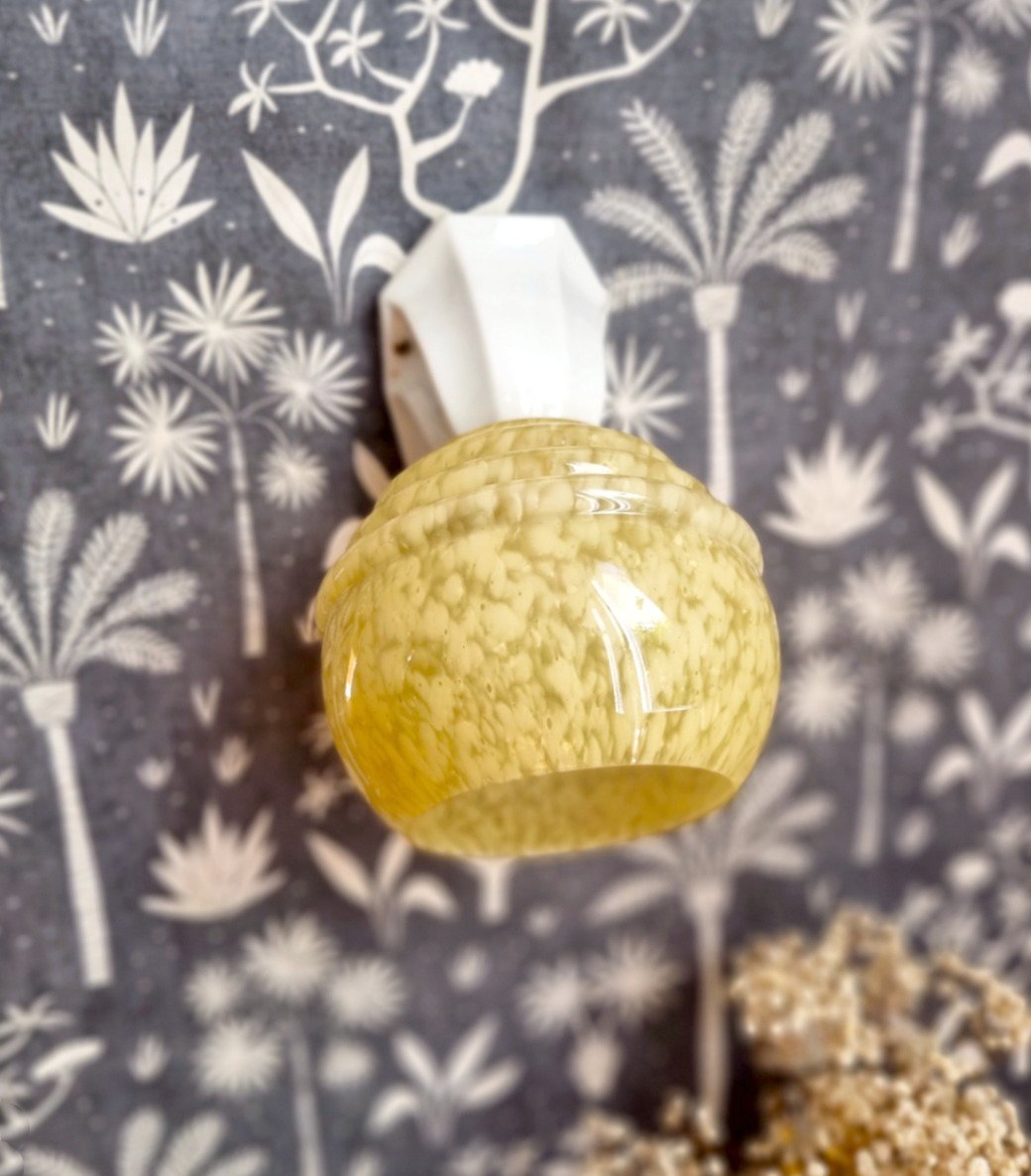 luminaire-vintage-applique-verre-de-clichy-jaune-pavillon-porcelaine-decoration_bloomis Applique murale en verre de clichy moucheté sur support en porcelaine. Luminaire vintage art déco Bloomis
