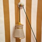 Lampe baladeuse et sa patère en porcelaine. Luminaire vintage et création upcycling Bloomis