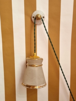 Lampe baladeuse et sa patère en porcelaine. Luminaire vintage et création upcycling Bloomis