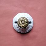 Patère murale en porcelaine et bouton laiton - Collection Les Imparfaites Bloomis