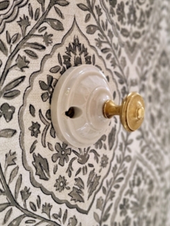 Patère murale en porcelaine et bouton laiton - Collection Les Imparfaites Bloomis