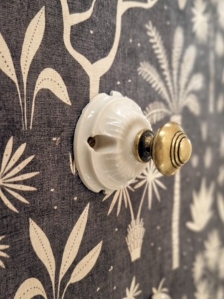 Patère murale en porcelaine et bouton laiton - Collection Les Imparfaites Bloomis