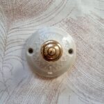 Patère murale en porcelaine et bouton laiton - Collection Les Imparfaites Bloomis