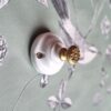 Patère murale en porcelaine et bouton laiton - Collection Les Imparfaites Bloomis