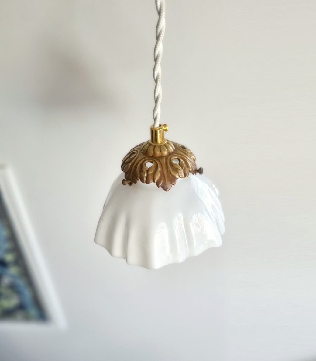 lampe-baladeuse-blanche-opaline-griffe-laiton-vintage-decoration-charme_bloomis
