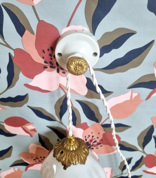 Lampe baladeuse en opaline et Patère murale en porcelaine. Luminaire vintage et création upcycling Bloomis
