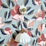 Lampe baladeuse en opaline et Patère murale en porcelaine. Luminaire vintage et création upcycling Bloomis