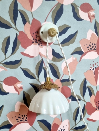 Lampe baladeuse en opaline et Patère murale en porcelaine. Luminaire vintage et création upcycling Bloomis