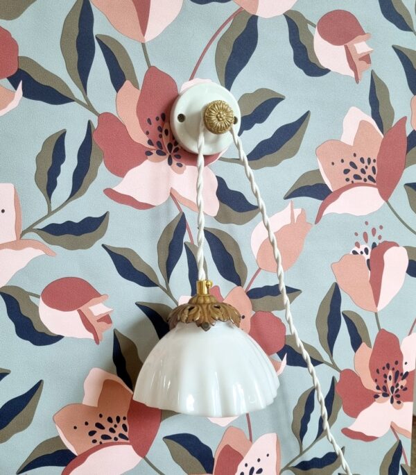 Lampe baladeuse en opaline et Patère murale en porcelaine. Luminaire vintage et création upcycling Bloomis