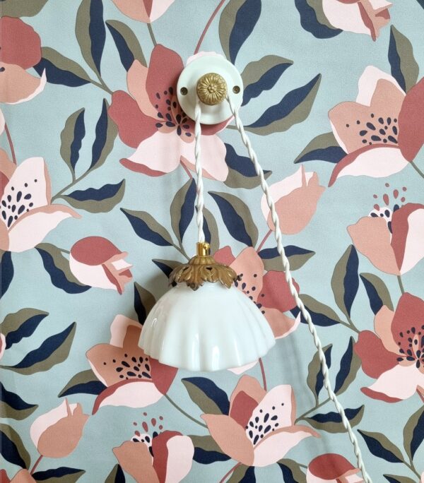 Lampe baladeuse en opaline et Patère murale en porcelaine. Luminaire vintage et création upcycling Bloomis