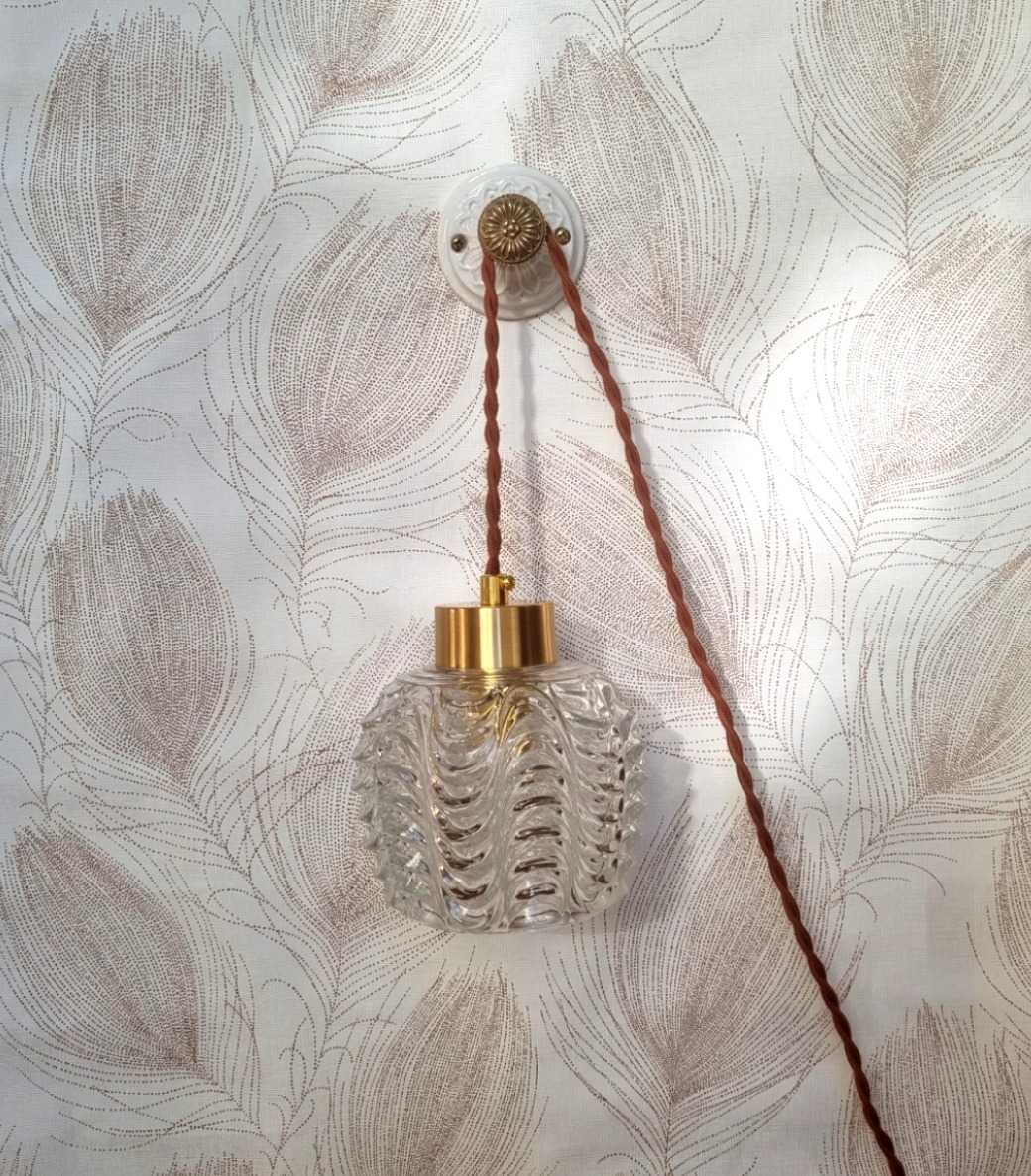Lampe baladeuse en verre et Patère murale en porcelaine. Luminaire vintage et création upcycling Bloomis