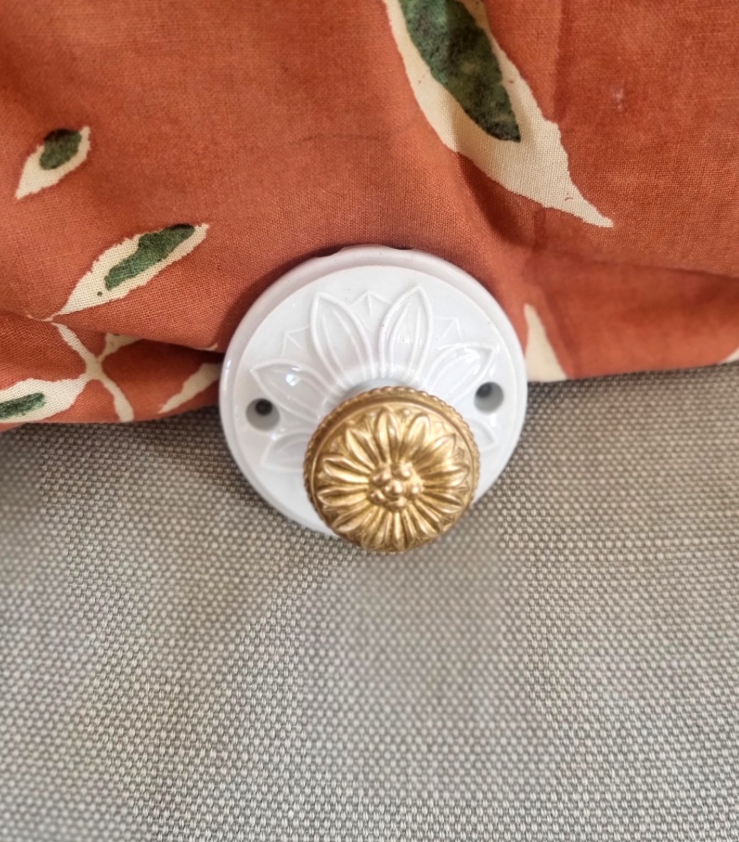 Patère murale en porcelaine et bouton laiton - Création Bloomis