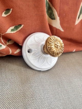 Patère murale en porcelaine et bouton laiton - Création Bloomis