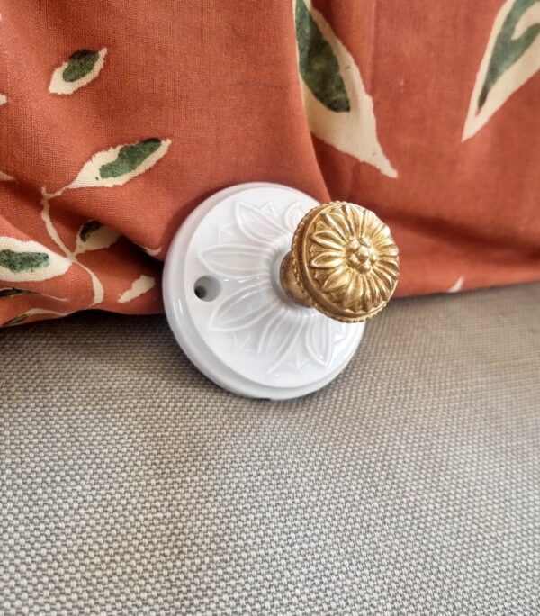 Patère murale en porcelaine et bouton laiton - Création Bloomis