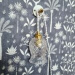 Patère murale en porcelaine et bouton laiton - Création Bloomis