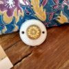Patère murale en porcelaine et bouton laiton - Création Bloomis