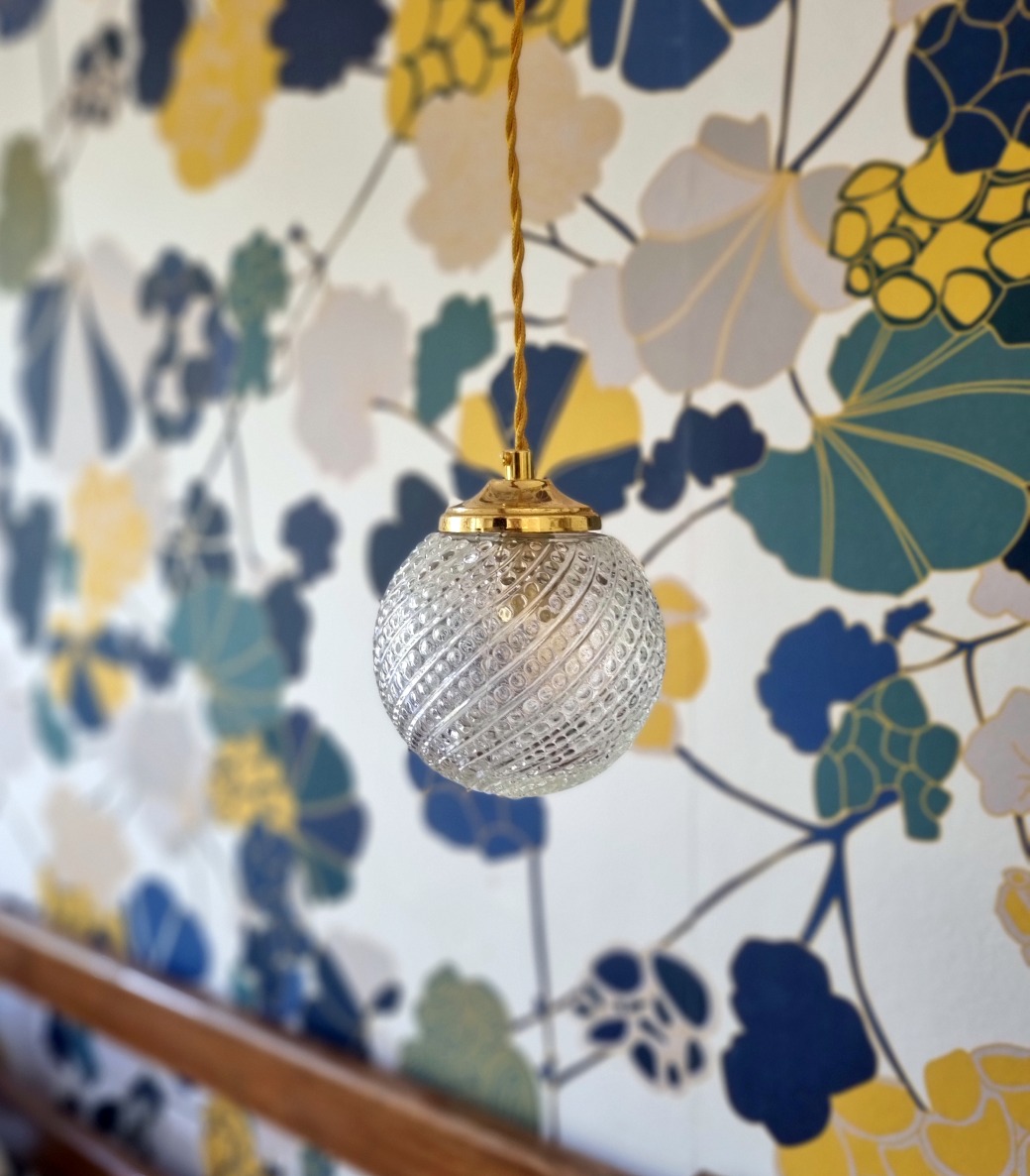 Lampe baladeuse globe verre et son cordon tressé à personnaliser. Luminaire vintage Bloomis