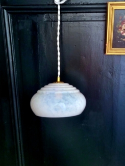 Lampe baladeuse art déco globe verre de clichy blanc. Luminaire vintage Bloomis