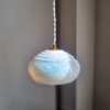 Lampe baladeuse art déco globe verre de clichy blanc. Luminaire vintage Bloomis