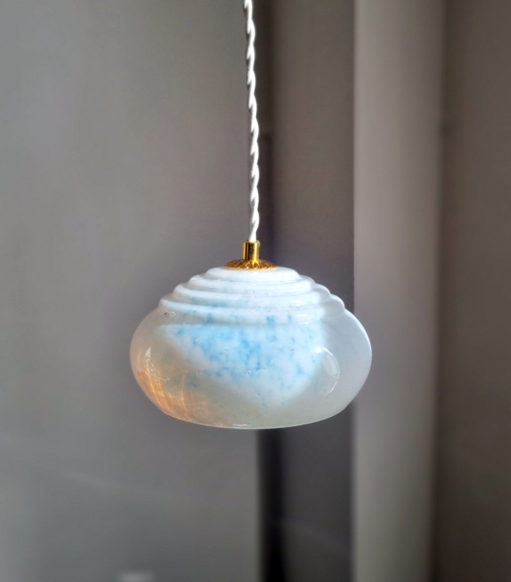 Lampe baladeuse art déco globe verre de clichy blanc. Luminaire vintage Bloomis