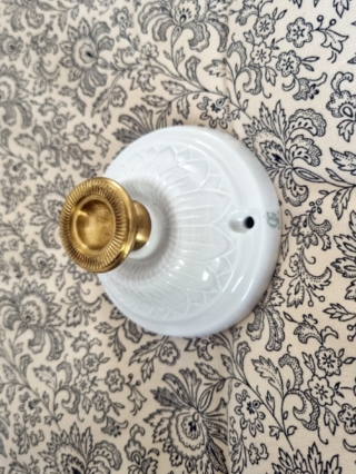 Patère murale en porcelaine et bouton laiton - Création Bloomis