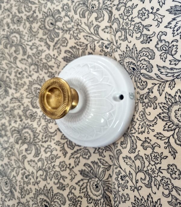 Patère murale en porcelaine et bouton laiton - Création Bloomis