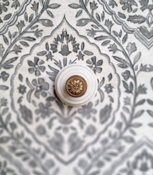 Patère murale en porcelaine et bouton laiton - Création Bloomis