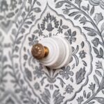 Patère murale en porcelaine et bouton laiton - Création Bloomis