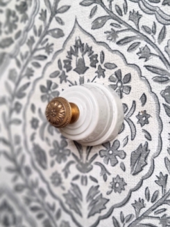 Patère murale en porcelaine et bouton laiton - Création Bloomis