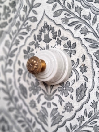 Patère murale en porcelaine et bouton laiton - Création Bloomis