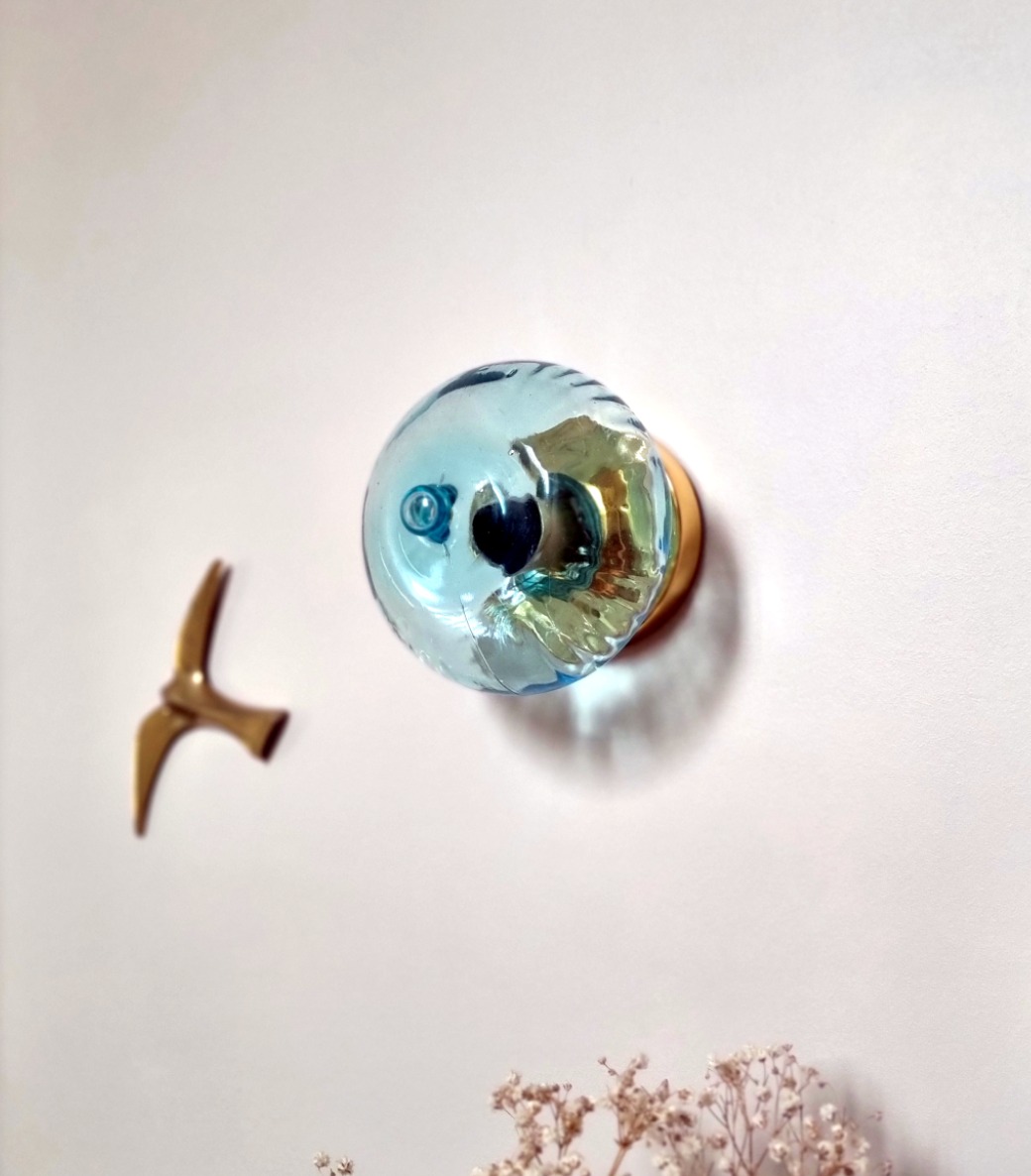 applique-globe-bleu-verre-ancien-vintage-upcycling-luminaire-mur-slowdecoration_bloomis