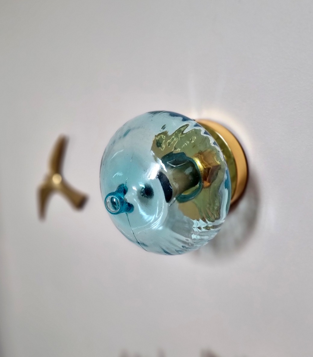 applique-mur-globe-bleu-verre-ancien-vintage-upcycling-luminaire-slowdecoration_bloomis