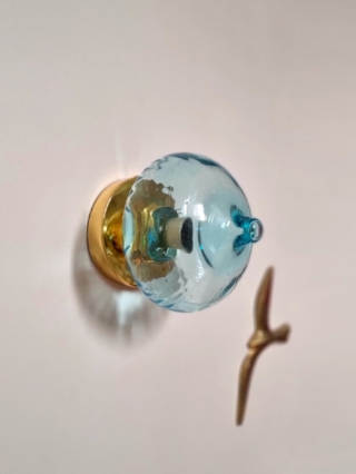 applique-murale-globe-bleu-verre-ancien-vintage-upcycling-luminaire-slowdecoration_bloomis