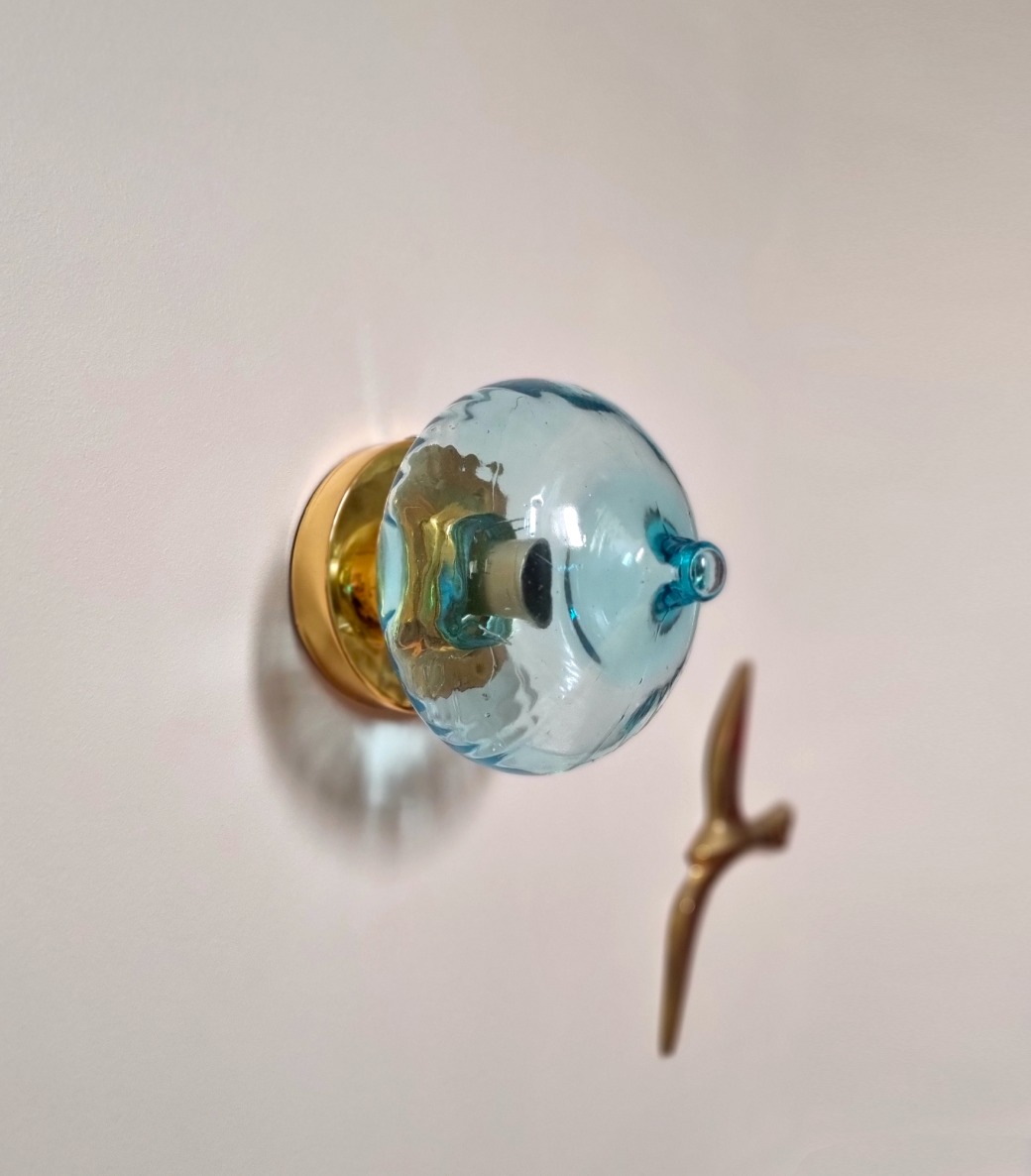 applique-murale-globe-bleu-verre-ancien-vintage-upcycling-luminaire-slowdecoration_bloomis