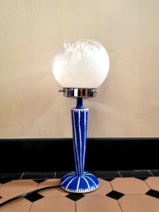 lampe-a-poser-bleu-klein-graphique-upcycling-slow-decoration-interieur_bloomis-studio