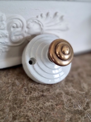 patere-mur-porcelaine-bouton-laiton-accroche-baladeuse-decoration-upcycling-ancien_bloomis