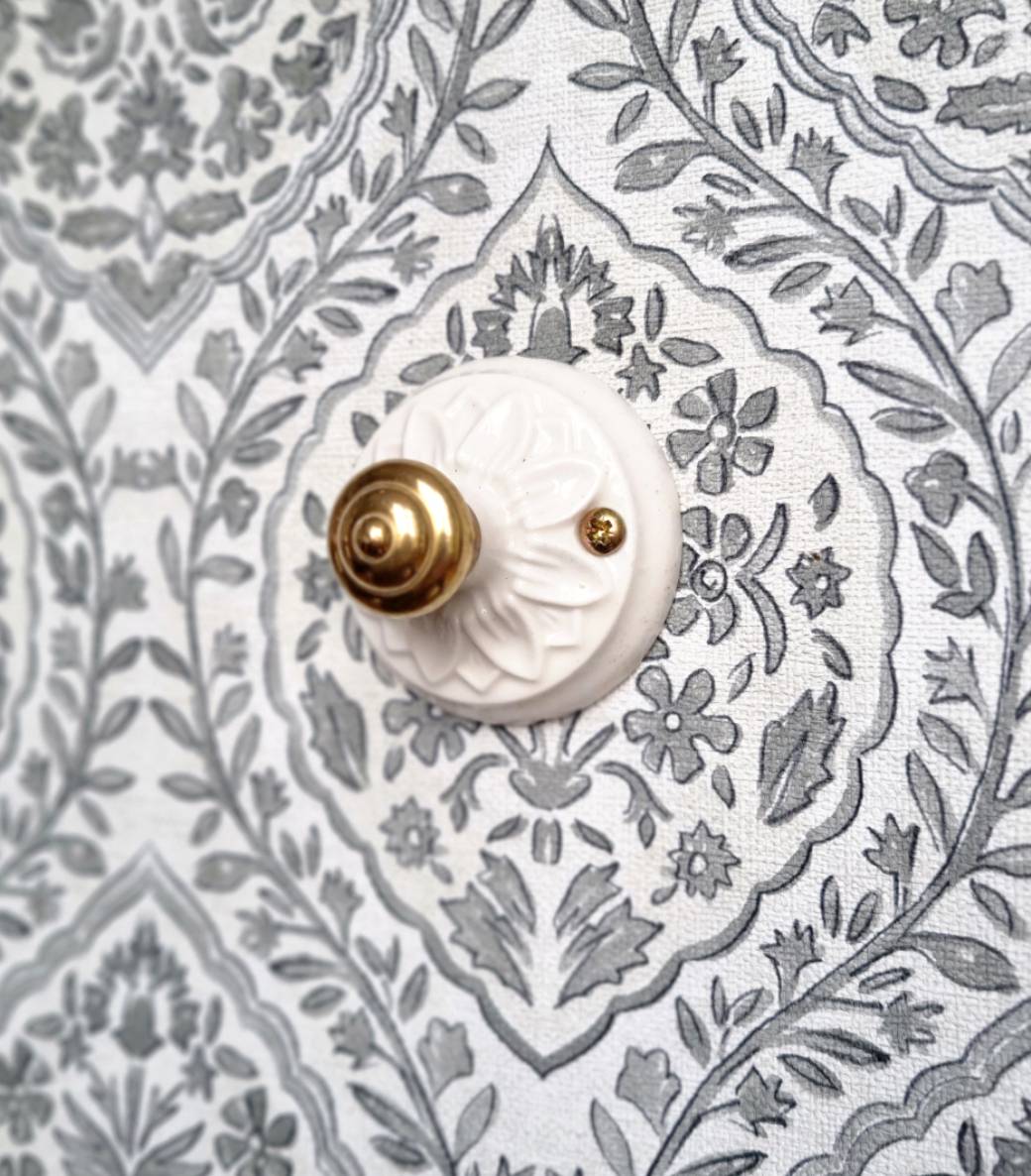 patere-mural-rosace-porcelaine-decoration-accroche-lampe-baladeuse_bloomis Patère murale en porcelaine et bouton laiton - Création Bloomis