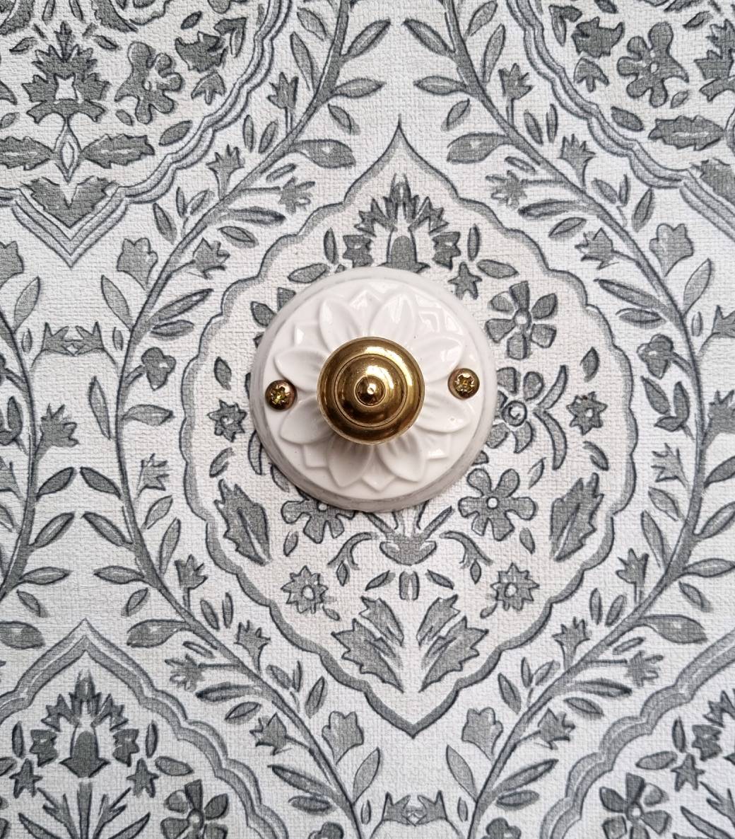 patere-mural-rosace-porcelaine-laiton-ancien-decoration-accroche-lampe-baladeuse_bloomis Patère murale en porcelaine et bouton laiton - Création Bloomis