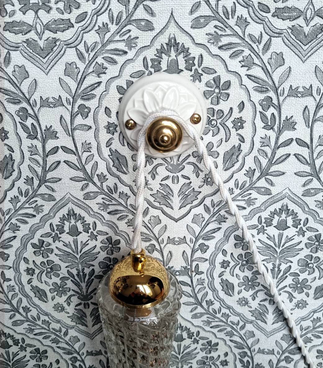 patere-mural-rosace-porcelaine-laiton-decoration-accroche-lampe-baladeuse_bloomis Patère murale en porcelaine et bouton laiton - Création Bloomis