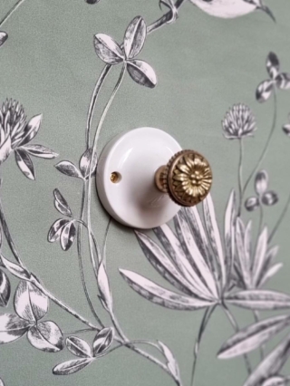 patere-porcelaine-bouton-fleur-laiton-accroche-murale-baladeuse-upcycling_bloomis