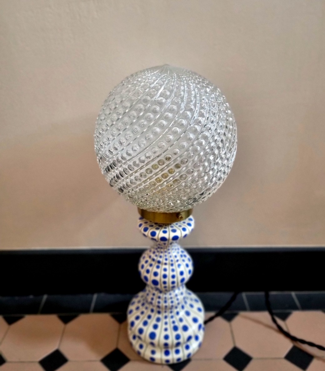 lampe-a-poser-pois-bleu-graphique-upcycling-slowdecoration-interieur_bloomis-studio Lampe Portofino pois graphique. Upcycling, artisanat, slow decoration, luminaire vintage.