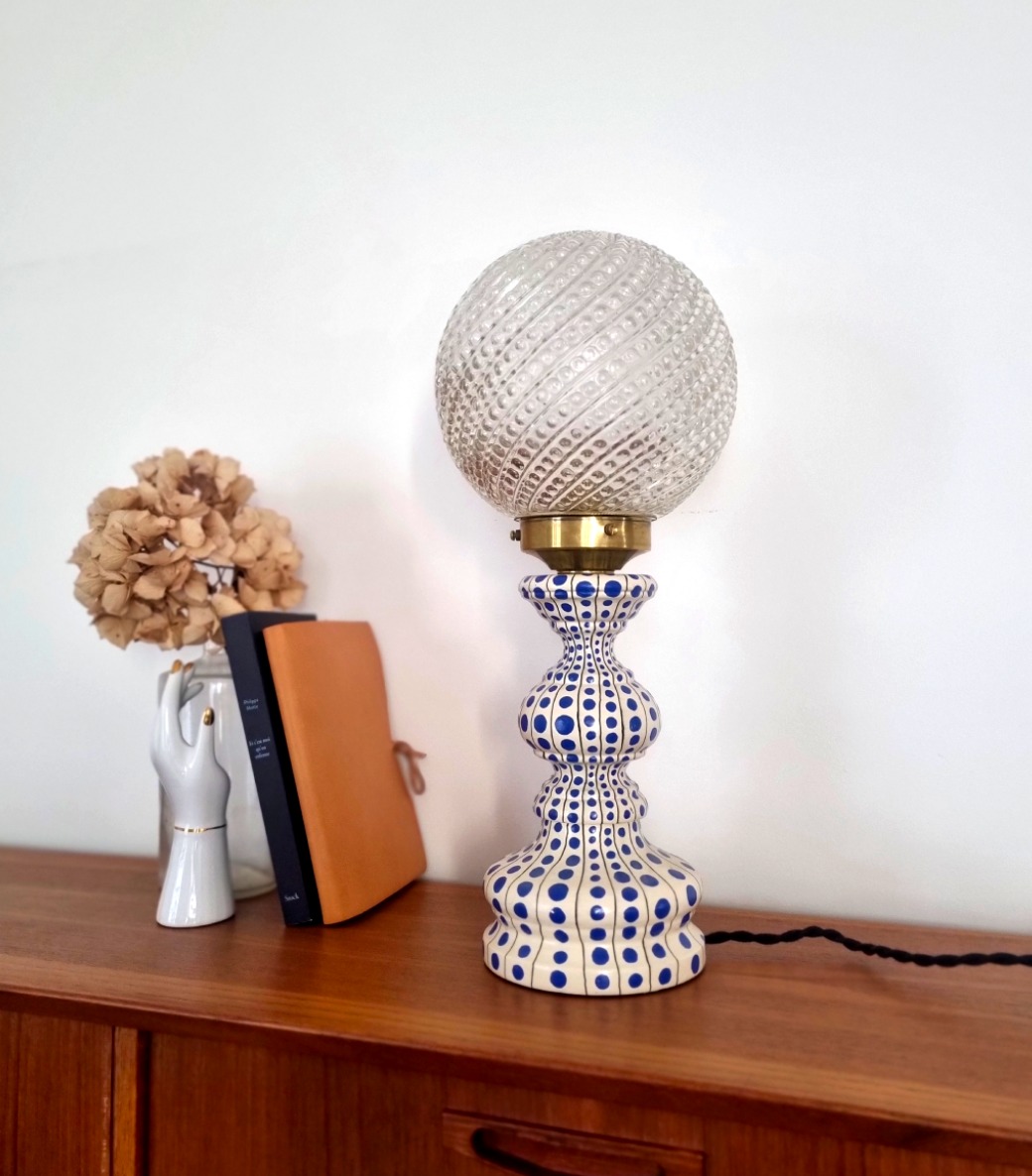 lampe-a-poser-pois-bleu-klein-graphique-upcycling-slowdecoration-interieur_bloomis-studio Lampe Portofino pois graphique. Upcycling, artisanat, slow decoration, luminaire vintage.