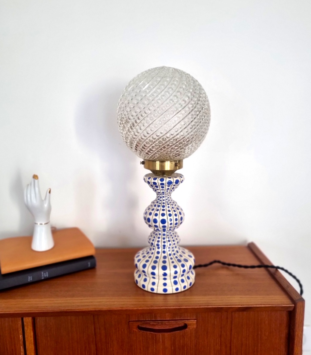 lampe-pois-bleu-klein-artisanat-upcycling-slowdecoration-interieur_bloomis-studio Lampe Portofino pois graphique. Upcycling, artisanat, slow decoration, luminaire vintage.