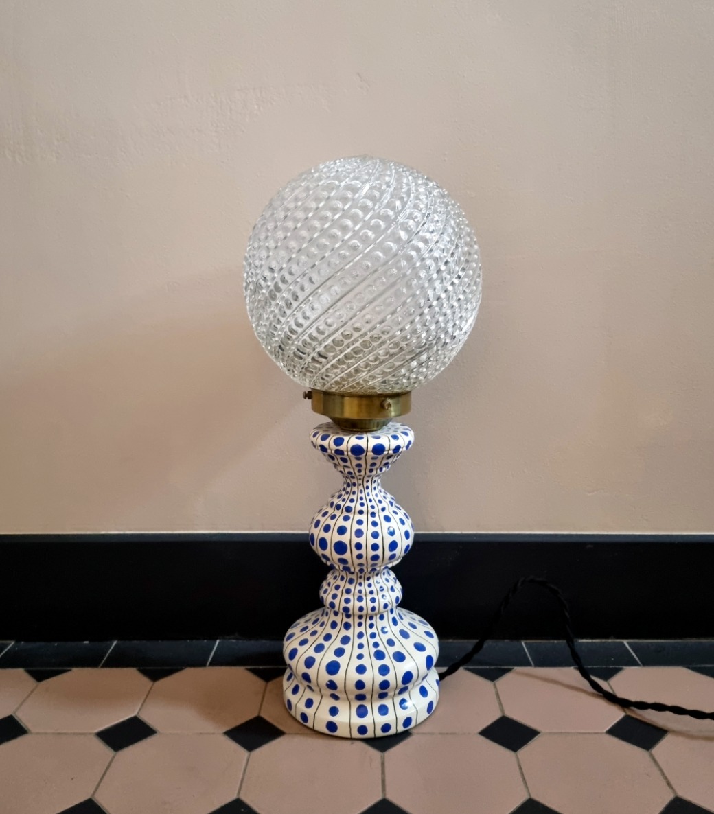 lampe-pois-bleu-klein-graphique-upcycling-slowdecoration-interieur_bloomis-studio Lampe Portofino pois graphique. Upcycling, artisanat, slow decoration, luminaire vintage.