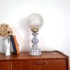 lampe-pois-bleu-klein-luminaire-artisanat-upcycling-slowdecoration-interieur_bloomis-studio Lampe Portofino pois graphique. Upcycling, artisanat, slow decoration, luminaire vintage.